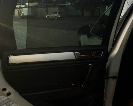 Білий Фольксваген Туарег, об'ємом двигуна 4.13 л та пробігом 195 тис. км за 26500 $, фото 20 на Automoto.ua