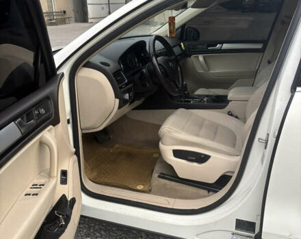 Білий Фольксваген Туарег, об'ємом двигуна 2.97 л та пробігом 296 тис. км за 16800 $, фото 5 на Automoto.ua