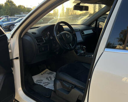 Белый Фольксваген Туарег, объемом двигателя 2.97 л и пробегом 319 тыс. км за 15000 $, фото 10 на Automoto.ua