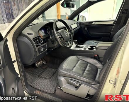 Білий Фольксваген Туарег, об'ємом двигуна 3 л та пробігом 223 тис. км за 19500 $, фото 4 на Automoto.ua