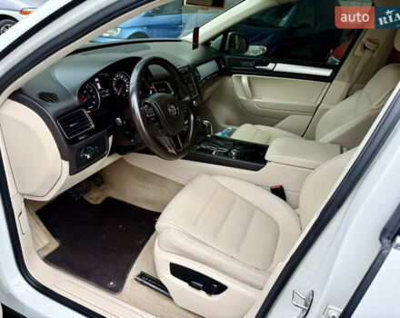 Білий Фольксваген Туарег, об'ємом двигуна 3.6 л та пробігом 250 тис. км за 14800 $, фото 12 на Automoto.ua