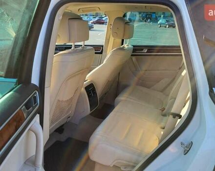 Белый Фольксваген Туарег, объемом двигателя 2.97 л и пробегом 320 тыс. км за 15400 $, фото 18 на Automoto.ua