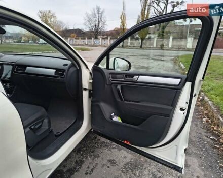 Белый Фольксваген Туарег, объемом двигателя 3 л и пробегом 346 тыс. км за 13500 $, фото 17 на Automoto.ua