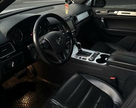 Білий Фольксваген Туарег, об'ємом двигуна 4.13 л та пробігом 195 тис. км за 26500 $, фото 15 на Automoto.ua