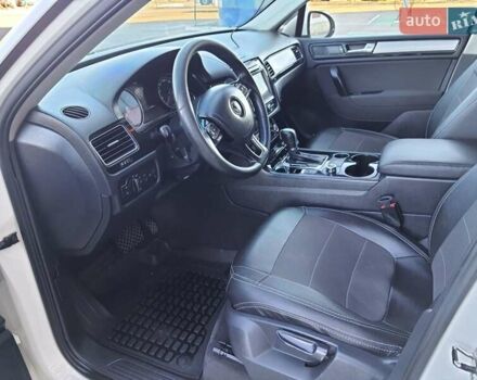 Белый Фольксваген Туарег, объемом двигателя 2.97 л и пробегом 411 тыс. км за 16000 $, фото 1 на Automoto.ua