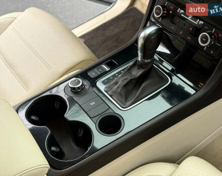 Білий Фольксваген Туарег, об'ємом двигуна 3.6 л та пробігом 250 тис. км за 14800 $, фото 11 на Automoto.ua