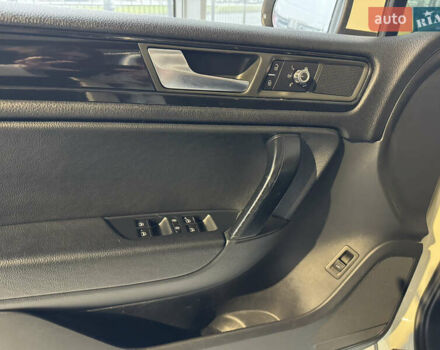 Белый Фольксваген Туарег, объемом двигателя 3.6 л и пробегом 280 тыс. км за 14500 $, фото 12 на Automoto.ua