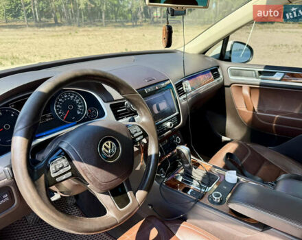 Білий Фольксваген Туарег, об'ємом двигуна 2.97 л та пробігом 298 тис. км за 19000 $, фото 2 на Automoto.ua