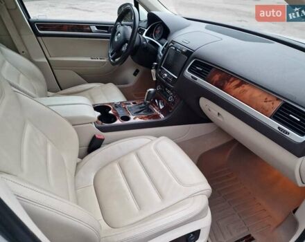 Белый Фольксваген Туарег, объемом двигателя 2.97 л и пробегом 240 тыс. км за 17900 $, фото 26 на Automoto.ua