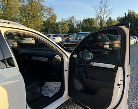 Белый Фольксваген Туарег, объемом двигателя 2.97 л и пробегом 319 тыс. км за 15000 $, фото 14 на Automoto.ua