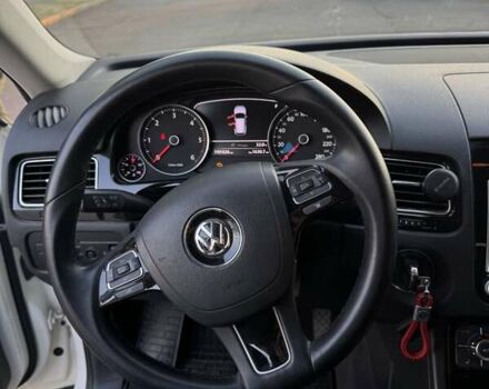 Білий Фольксваген Туарег, об'ємом двигуна 3 л та пробігом 200 тис. км за 18000 $, фото 10 на Automoto.ua