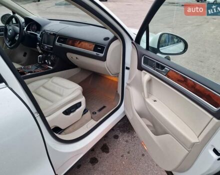 Белый Фольксваген Туарег, объемом двигателя 2.97 л и пробегом 240 тыс. км за 17900 $, фото 25 на Automoto.ua