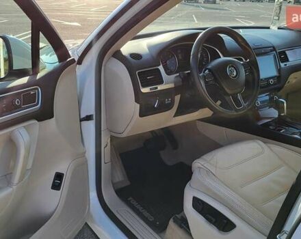 Белый Фольксваген Туарег, объемом двигателя 2.97 л и пробегом 320 тыс. км за 15400 $, фото 16 на Automoto.ua