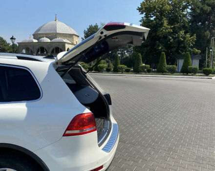 Белый Фольксваген Туарег, объемом двигателя 2.97 л и пробегом 259 тыс. км за 23000 $, фото 1 на Automoto.ua
