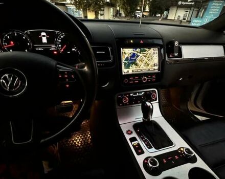 Білий Фольксваген Туарег, об'ємом двигуна 4.13 л та пробігом 195 тис. км за 26500 $, фото 16 на Automoto.ua