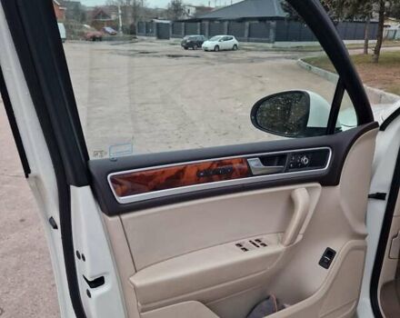 Белый Фольксваген Туарег, объемом двигателя 2.97 л и пробегом 240 тыс. км за 17900 $, фото 10 на Automoto.ua