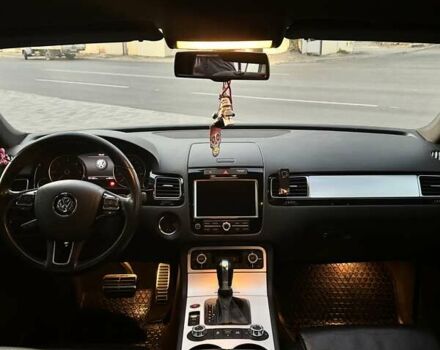 Білий Фольксваген Туарег, об'ємом двигуна 4.13 л та пробігом 195 тис. км за 26500 $, фото 19 на Automoto.ua