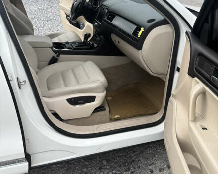 Білий Фольксваген Туарег, об'ємом двигуна 2.97 л та пробігом 296 тис. км за 16800 $, фото 3 на Automoto.ua