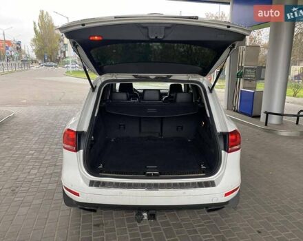 Белый Фольксваген Туарег, объемом двигателя 2.97 л и пробегом 209 тыс. км за 18000 $, фото 26 на Automoto.ua