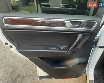 Белый Фольксваген Туарег, объемом двигателя 2.97 л и пробегом 244 тыс. км за 17000 $, фото 22 на Automoto.ua