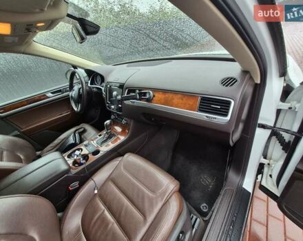 Белый Фольксваген Туарег, объемом двигателя 2.97 л и пробегом 182 тыс. км за 17700 $, фото 24 на Automoto.ua