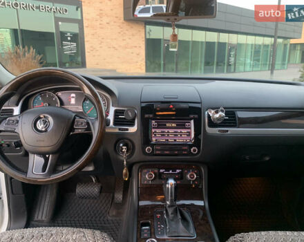 Белый Фольксваген Туарег, объемом двигателя 3 л и пробегом 330 тыс. км за 22000 $, фото 12 на Automoto.ua