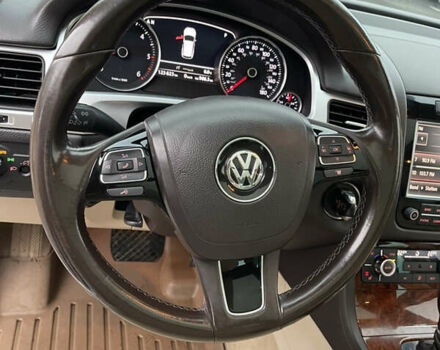 Білий Фольксваген Туарег, об'ємом двигуна 3 л та пробігом 123 тис. км за 17300 $, фото 30 на Automoto.ua