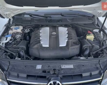 Белый Фольксваген Туарег, объемом двигателя 4.13 л и пробегом 128 тыс. км за 29000 $, фото 27 на Automoto.ua