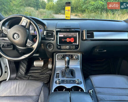 Белый Фольксваген Туарег, объемом двигателя 2.97 л и пробегом 242 тыс. км за 19999 $, фото 17 на Automoto.ua