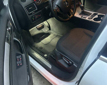 Белый Фольксваген Туарег, объемом двигателя 2.97 л и пробегом 245 тыс. км за 20000 $, фото 16 на Automoto.ua