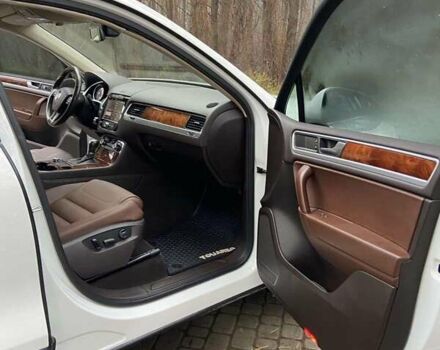 Белый Фольксваген Туарег, объемом двигателя 3 л и пробегом 176 тыс. км за 20000 $, фото 8 на Automoto.ua