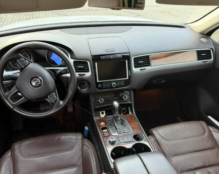 Білий Фольксваген Туарег, об'ємом двигуна 2.97 л та пробігом 265 тис. км за 17500 $, фото 14 на Automoto.ua