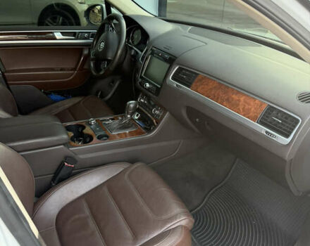 Білий Фольксваген Туарег, об'ємом двигуна 2.97 л та пробігом 265 тис. км за 17500 $, фото 10 на Automoto.ua