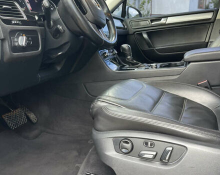 Белый Фольксваген Туарег, объемом двигателя 2.97 л и пробегом 257 тыс. км за 21000 $, фото 15 на Automoto.ua