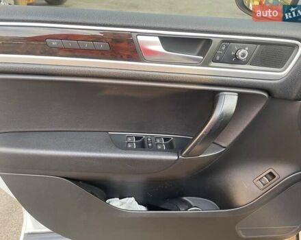 Белый Фольксваген Туарег, объемом двигателя 2.97 л и пробегом 244 тыс. км за 17000 $, фото 24 на Automoto.ua