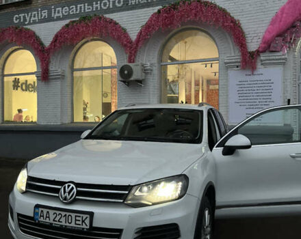 Белый Фольксваген Туарег, объемом двигателя 3 л и пробегом 215 тыс. км за 16700 $, фото 1 на Automoto.ua