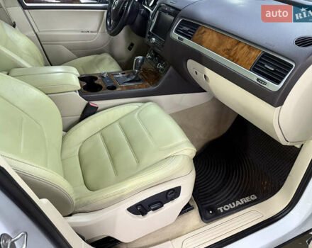 Белый Фольксваген Туарег, объемом двигателя 2.97 л и пробегом 370 тыс. км за 15499 $, фото 13 на Automoto.ua