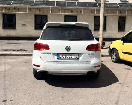 Білий Фольксваген Туарег, об'ємом двигуна 2.97 л та пробігом 264 тис. км за 19000 $, фото 3 на Automoto.ua
