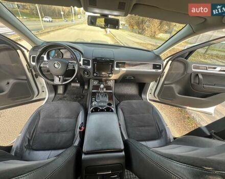 Белый Фольксваген Туарег, объемом двигателя 2.46 л и пробегом 169 тыс. км за 25555 $, фото 23 на Automoto.ua