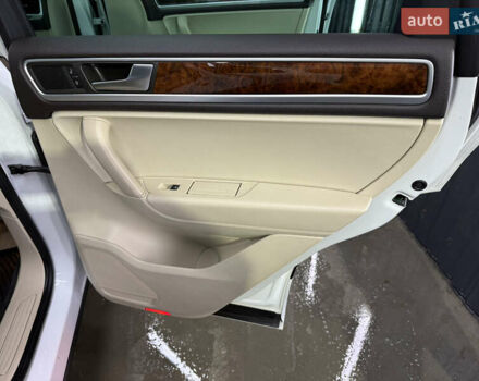 Белый Фольксваген Туарег, объемом двигателя 2.97 л и пробегом 370 тыс. км за 15499 $, фото 16 на Automoto.ua