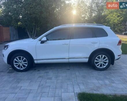 Белый Фольксваген Туарег, объемом двигателя 2.97 л и пробегом 195 тыс. км за 20500 $, фото 2 на Automoto.ua