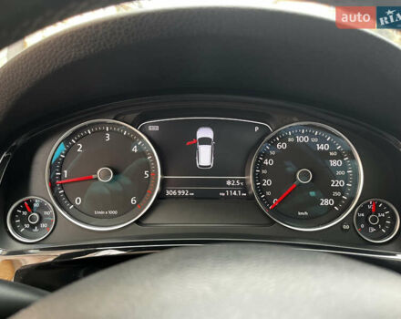 Білий Фольксваген Туарег, об'ємом двигуна 2.97 л та пробігом 307 тис. км за 18200 $, фото 4 на Automoto.ua