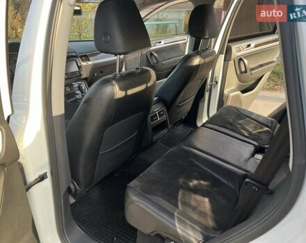 Белый Фольксваген Туарег, объемом двигателя 2.46 л и пробегом 169 тыс. км за 25555 $, фото 16 на Automoto.ua