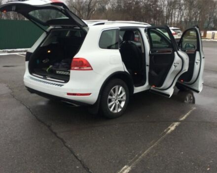 Белый Фольксваген Туарег, объемом двигателя 3 л и пробегом 330 тыс. км за 18000 $, фото 2 на Automoto.ua