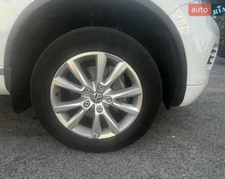 Белый Фольксваген Туарег, объемом двигателя 2.97 л и пробегом 244 тыс. км за 17000 $, фото 9 на Automoto.ua