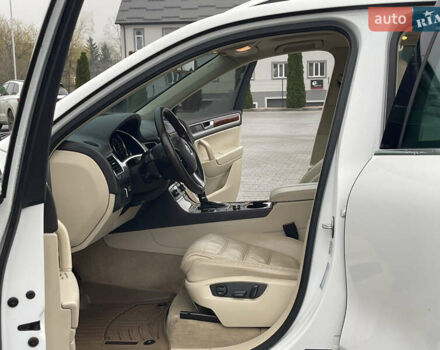 Білий Фольксваген Туарег, об'ємом двигуна 3 л та пробігом 123 тис. км за 17300 $, фото 27 на Automoto.ua