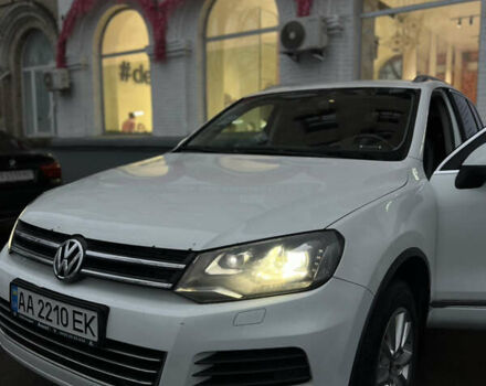 Белый Фольксваген Туарег, объемом двигателя 3 л и пробегом 215 тыс. км за 16700 $, фото 2 на Automoto.ua