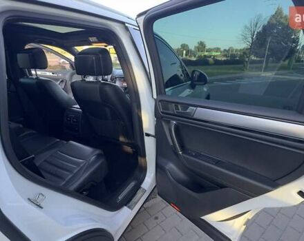 Белый Фольксваген Туарег, объемом двигателя 4.13 л и пробегом 128 тыс. км за 29000 $, фото 24 на Automoto.ua