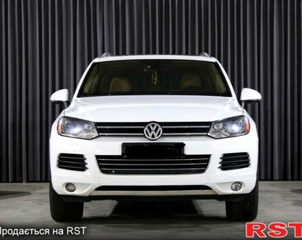 Белый Фольксваген Туарег, объемом двигателя 3 л и пробегом 280 тыс. км за 17000 $, фото 1 на Automoto.ua