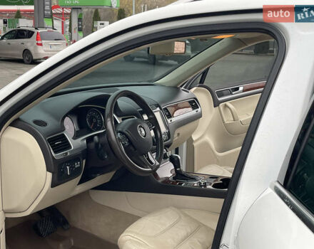 Білий Фольксваген Туарег, об'ємом двигуна 3 л та пробігом 123 тис. км за 17300 $, фото 24 на Automoto.ua